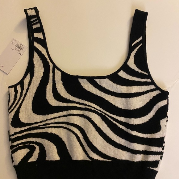 SO Black and White Graphic Sleeveless Crop Top - Picture 3 of 3